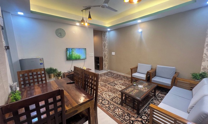 Sainik Farm Apartment | Spacious 3-bedroom apartment in enchanting DL with WiFi, AC