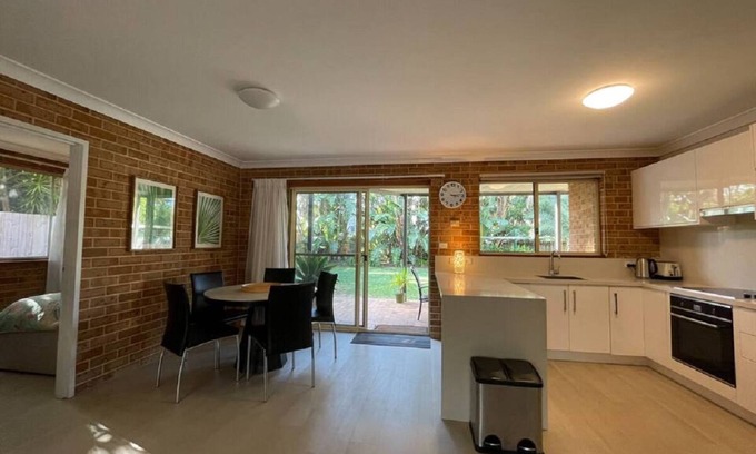 Mona Vale House | Spacious 3 bedroom beach apartment.