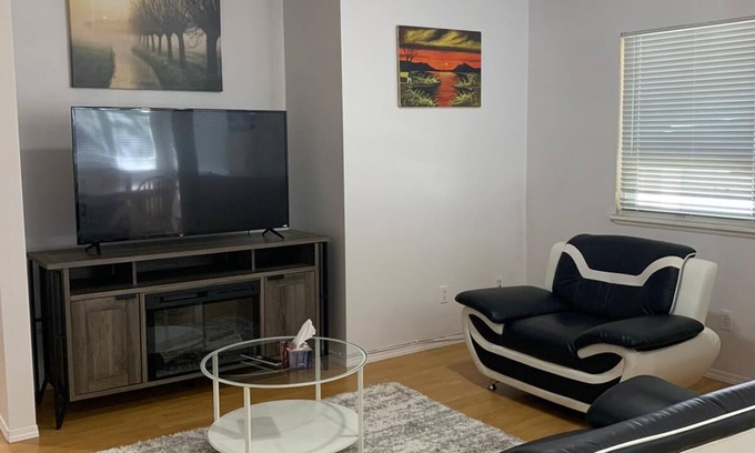Maple Ridge House | Spacious 3 Bedrooms Suite at Downtown Maple Ridge