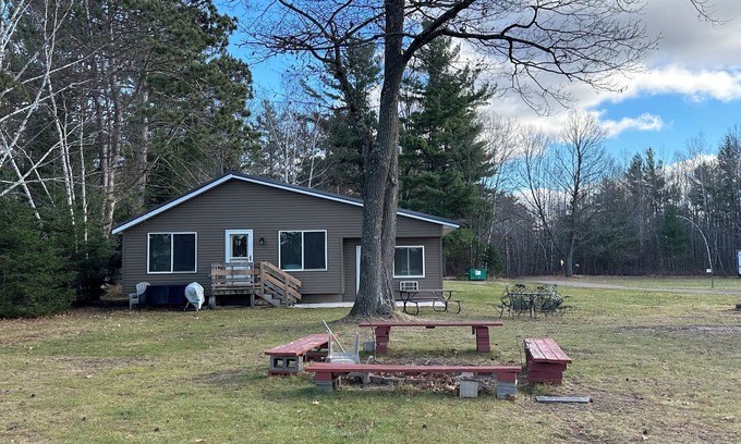 New Post Cabin | Spacious 3-Bedroom Cabin on Beautiful Blueberry Lake