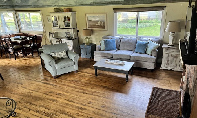 Fort Erie Cottage | Spacious 3 bedroom Carriage house on beachfront estate