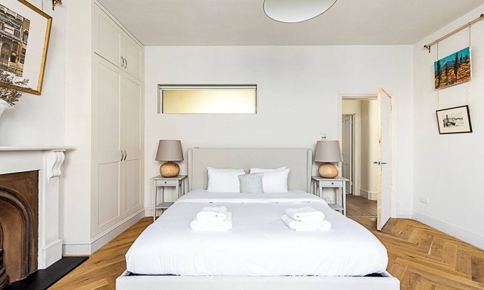 Hammersmith Broadway Apartment | Spacious 3-Bedroom Garden Apartment in Charming Brackenbury Village, London
