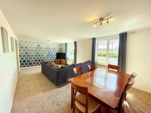Atlantic Wharf Apartment | Spacious 3-Bedroom Ground Floor Flat with Free Parking in Central Location