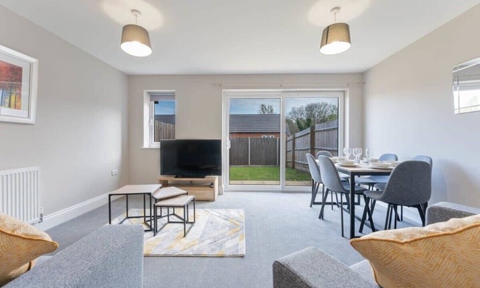 Smethwick House | Spacious 3 Bedroom House with Garden in Birmingham