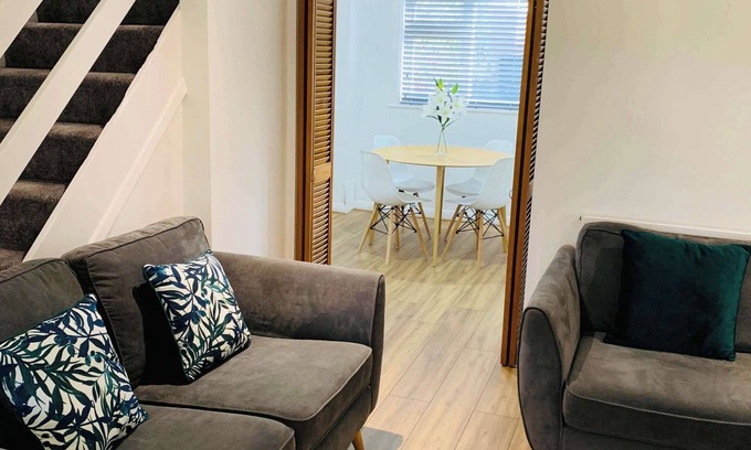 Farnham House | Spacious 3 Bedroom Home with Garden in Farnham