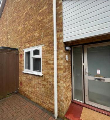 Bletchley Apartment | Spacious 3 Bedroom Home in Bletchley
