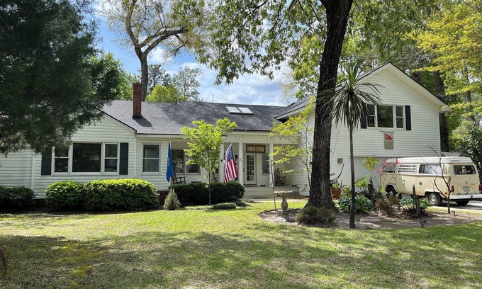 Isle of Hope Historic District House | Spacious 3-bedroom house in Isle of Hope with fitness room, back yard, Grill