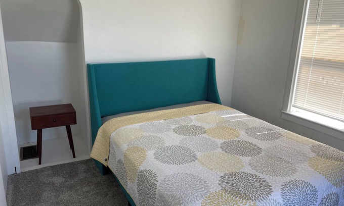 Heyburn House | Spacious 3-bedroom house in peaceful Heyburn with AC, WiFi