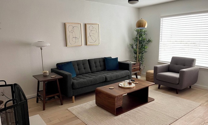 Riverside House | Spacious 3-bedroom house in central Austin for mid-term rental