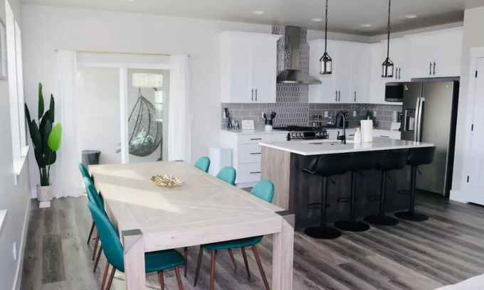 Nampa House | Spacious 3 Bedroom Luxury Airbnb in Heart of Nampa