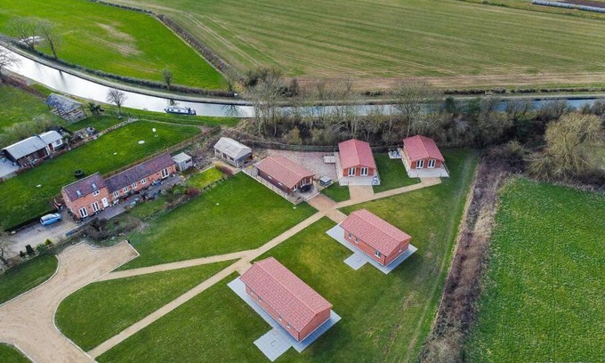 Snarestone Apartment | Spacious 3 Bedroom Sandstone Lodge