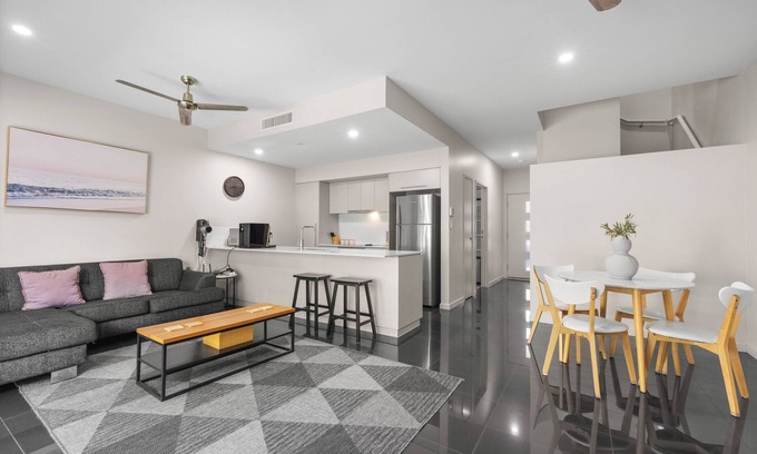 Carindale House | Spacious 3 bedroom townhouse in prime location!