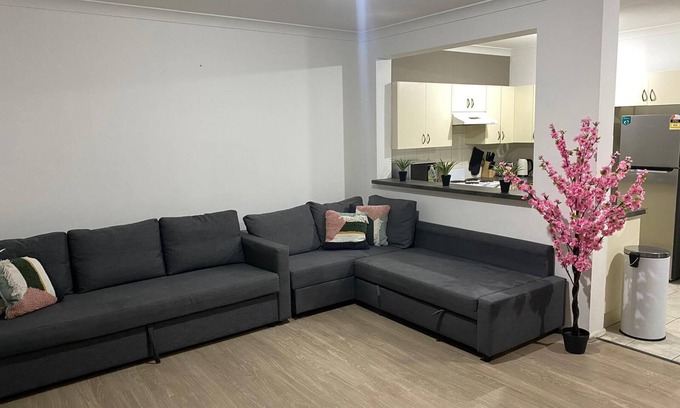 Liverpool House | Spacious 3 bedroom townhouse with AC and lock up garage