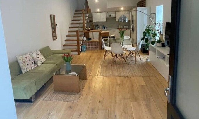 Victoria House | Spacious 3-Bedroom Townhouse with Free Parking in Exclusive Hackney Mews