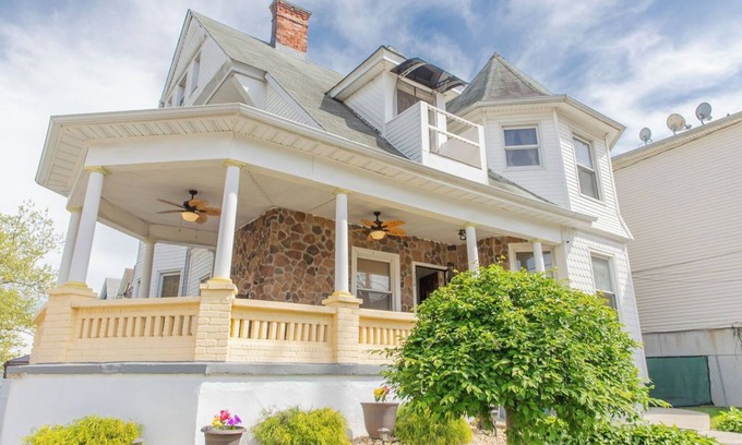 Jersey City Apartment | Spacious 3-Bedroom Victorian Apt w/Sauna, Free Parking, Close To Trains to NYC!