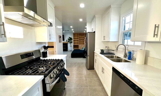 Tarzana House | Spacious 3-Bedroom + Bonus Room – Sleeps 8 – Prime Tarzana Location