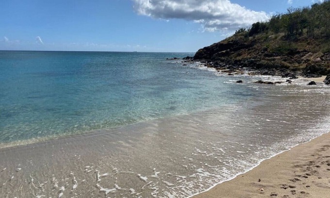 Flag Hill House | Spacious 3-bedroom Walking Distance to Two Beaches