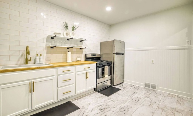 Southside Apartment | Spacious 3-bedroom with AC and WiFi in charming Syracuse