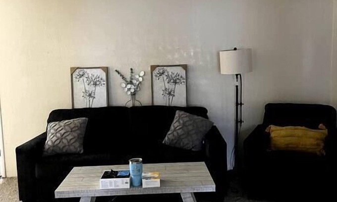 Hanford House | Spacious 3-Bedroom with fast internet and 65" TV