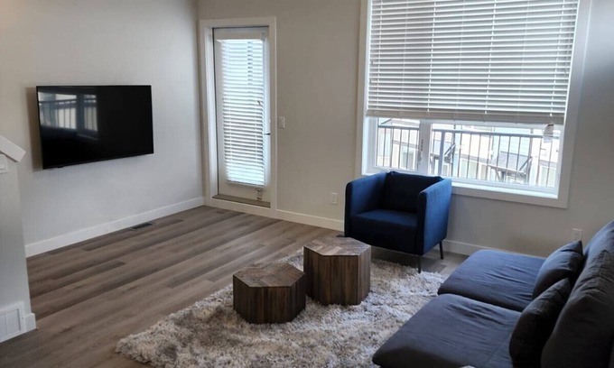 Evanston House | Spacious 3 BR Corner Townhome in Evanston Park!