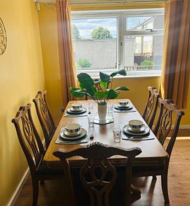 Leeds House | Spacious, 3 double bedroomed, free parking, 9 mins Elland Rd, nr Leeds City Centre