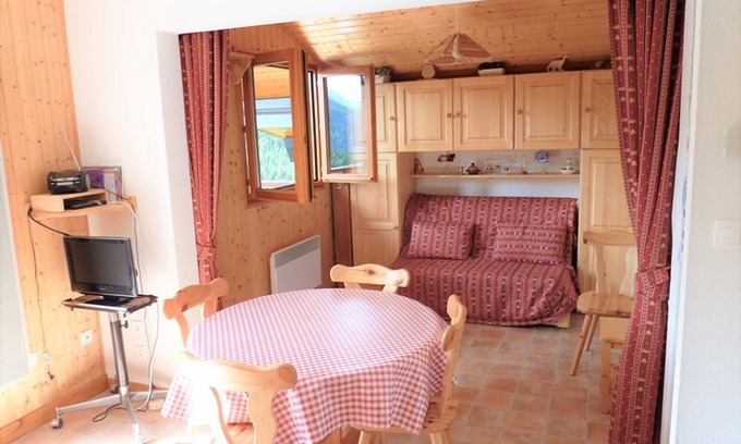 Station de Drouzin le Mont Apartment | Spacious 3-room apartment with balcony, parking and mountain corner