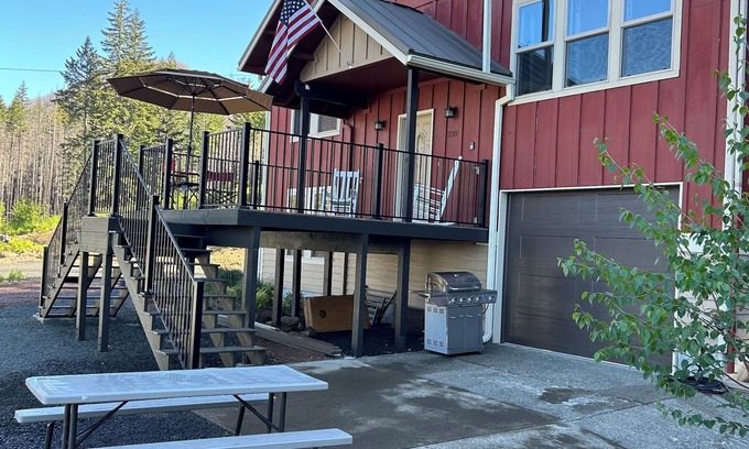 Detroit House | Spacious 3-Story Home, 4 bedrooms, Sleeps 12, Easy Trailer Parking