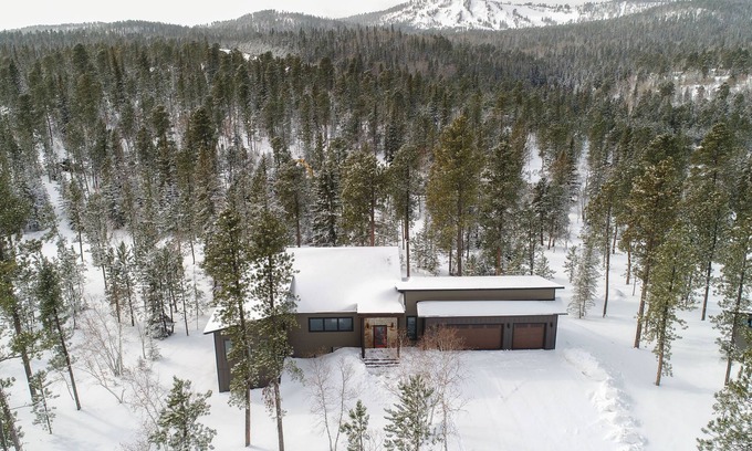 Deadwood Cabin | Spacious 3600 sq. ft. Cabin w/Hot Tub, Great Amenities & Clubhouse w/Pool!