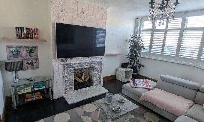 Ipswich House | Spacious 3B Home with Garden in Central Ipswich
