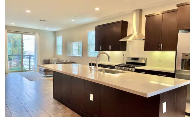 Northridge House | Spacious 3bd/3 1/2 bth townhouse close to CalState