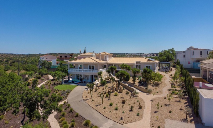 Estombar Apartment | Spacious 3bedroom Garden Retreat breathtaking views & easy access to amenities