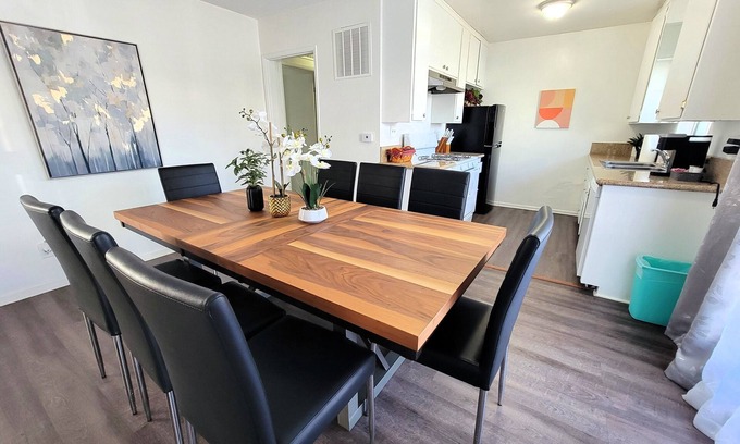 Beverly Hills Apartment | Spacious 3BR & 2BA Apartment 5 Mins to LACMA & Academy Museum of Motion Pictures