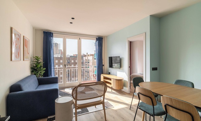 El Putget i Farro Apartment | Spacious 3BR | AC | Bright & well-located