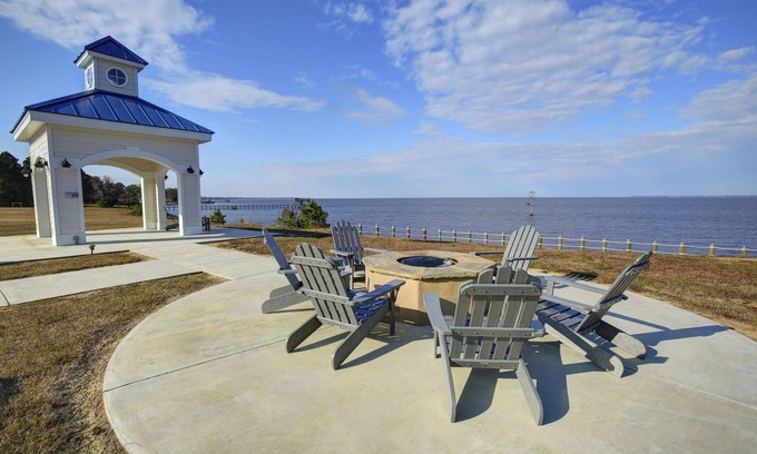 Durants Neck Condo | Spacious 3BR Condo w/Waterfront View & Pool