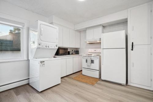 Arbutus Ridge Apartment | Spacious 3BR Family Home with Yard and Street Parking for 8