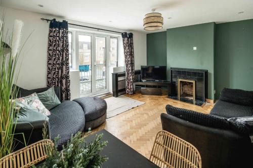 Tottenham Hale Apartment | Spacious 3BR Flat with Balcony Near Tottenham Hale