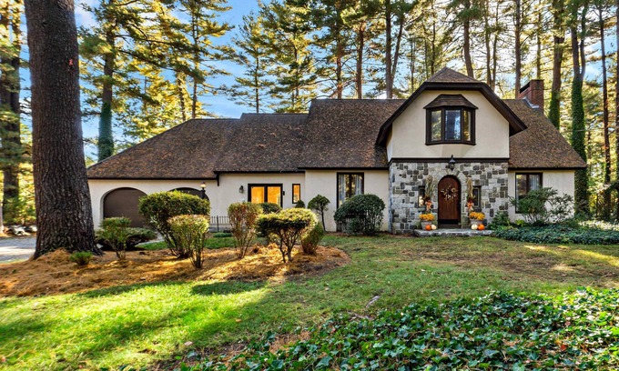 Cumberland House | Spacious 3br home with fireplace in Cumberland