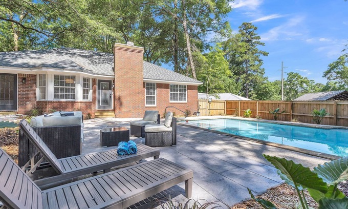 Malbis House | Spacious 3BR Lake Forest Home w/Pool Sleeps 8!