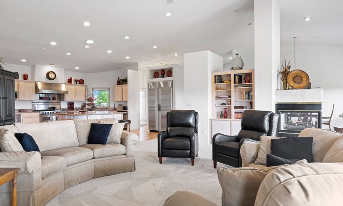 Tri-Cities House | Spacious 3BR On Golf Course, Close to Wineries, Shopping, Sports Fields
