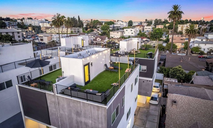Silver Lake House | Spacious 3BR Townhome | King + Bunks + Parking