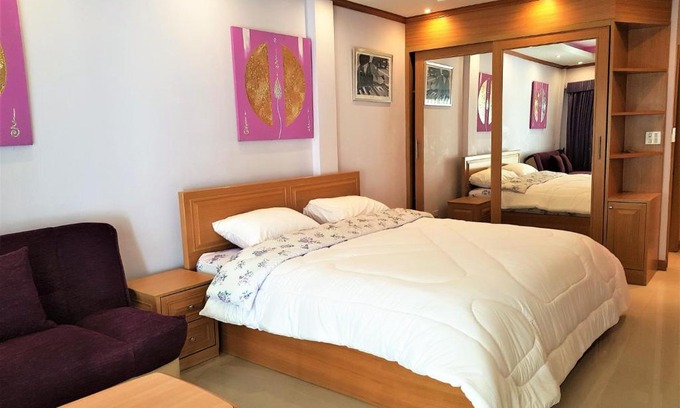 Na Kluea Apartment | Spacious 3rd floor studio at Baan Suan Lalana