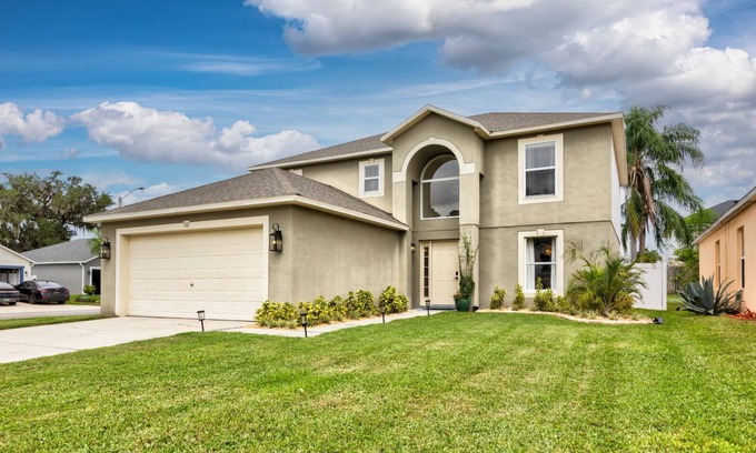 Sanford House | Spacious 4+1 bedroom house in Sanford with fast WiFi, A/C, & sleeping up to 12!n