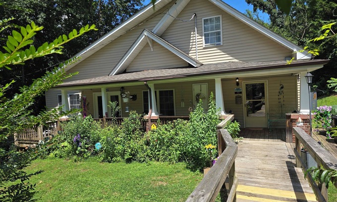 Burnsville House | Spacious 4.5 bedroom house in charming Burnsville