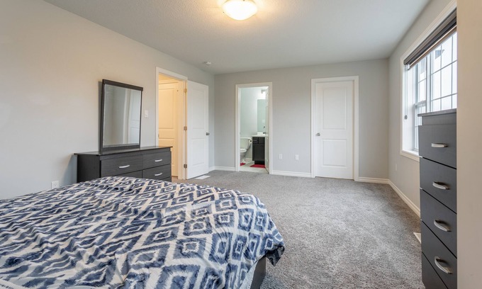 Ingersoll House | Spacious 4 BDR family-friendly house in Ingersoll