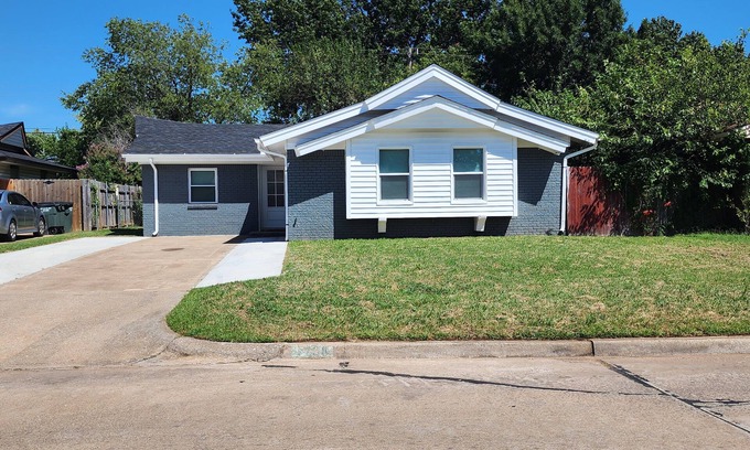 Del City House | Spacious 4-bdr house in charming Del City with AC, WiFi and 9 min of Tinker AFB