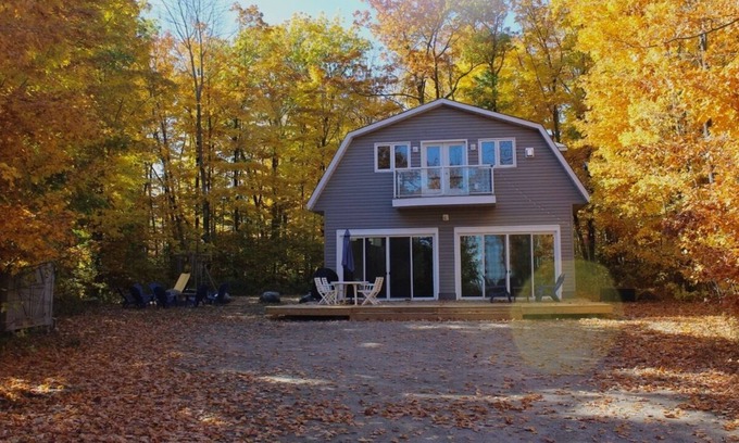 Tiny Cottage | Spacious 4-bdrm with lake view - minutes from beach!