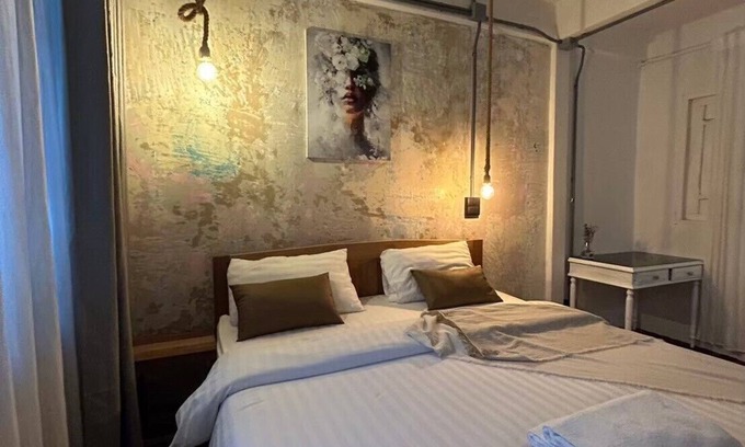 Wattana House | Spacious 4-bedroom townhome in lovely Prakanong Wattana with WiFi, AC.