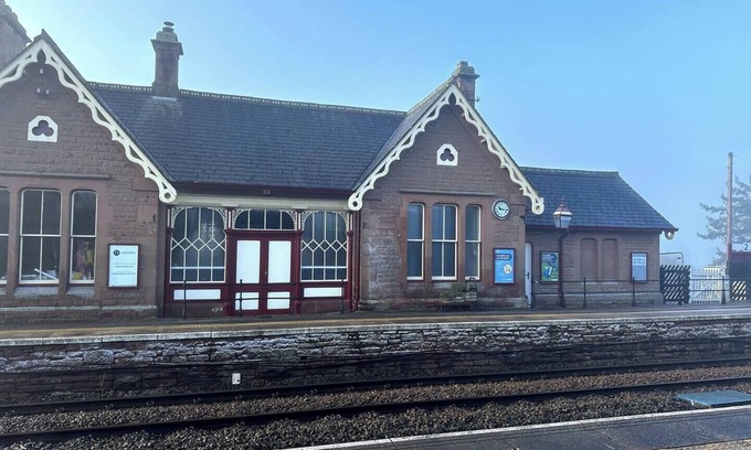 Langwathby Cottage | Spacious 4 bed apartment - pet friendly - Langwathby Station Cottage, spotless & unique 4 bedroom cottage with EV charging station & free parking near lakes