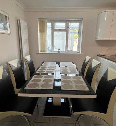 Rushmoor District House | Spacious 4 bed Farnborough AirShow