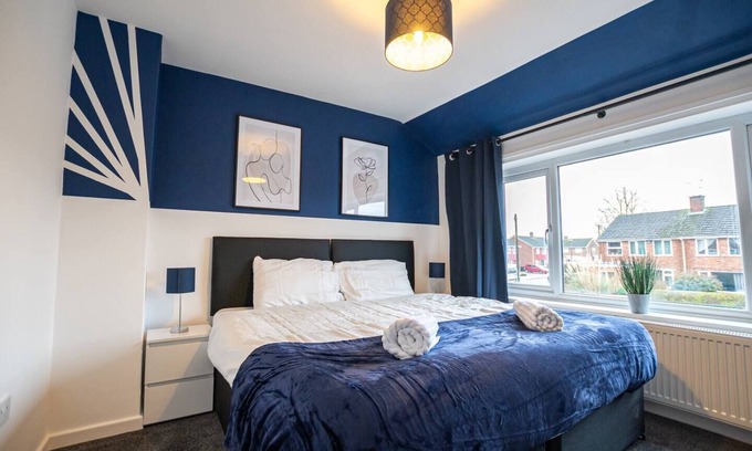 North Hykeham House | Spacious 4-Bed House with Parking Near City Centre